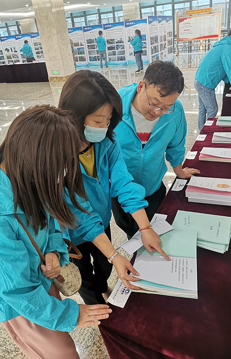 xiao 認(rèn)真學(xué)習(xí)、翻閱新《安全法》15.jpg
